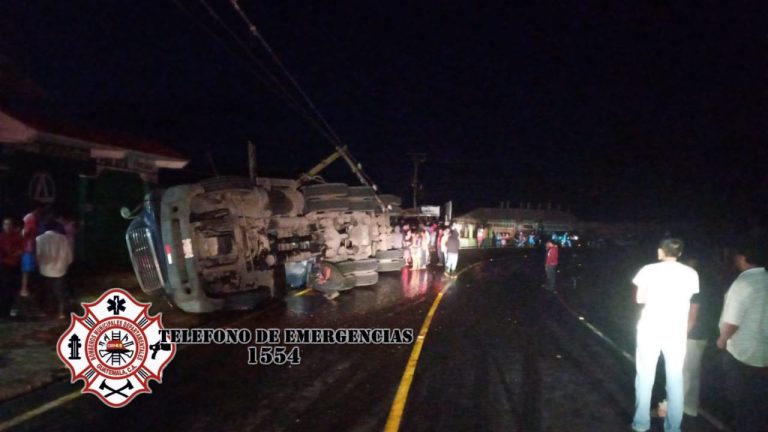 camión cisterna volcado en Coatepeque, Quetzaltenango