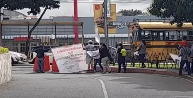 bloqueo de Codeca en avenida Petapa, frente a la Usac