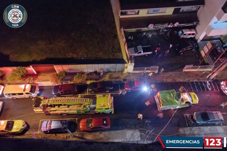 Incendio en edificio de la zona 10