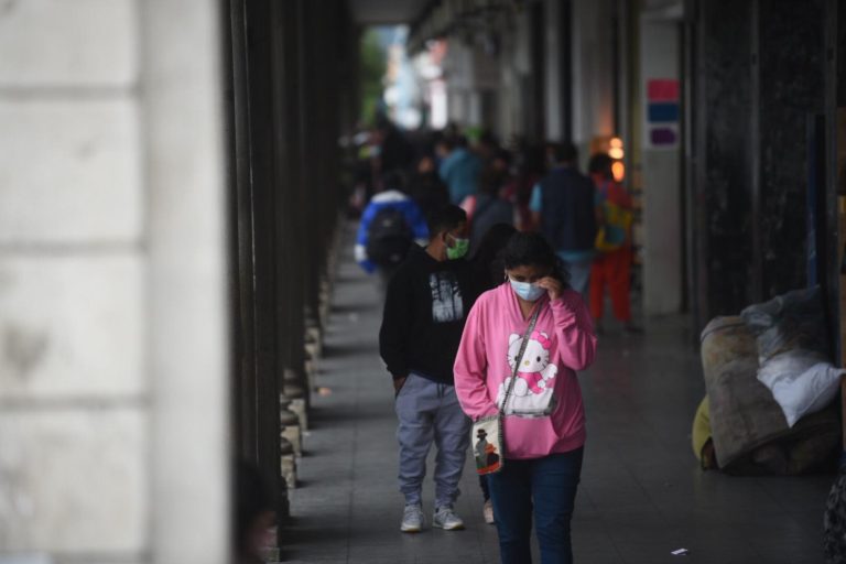 personas caminan en el Paseo de la Sexta en temporada de frío y bajas temperaturas