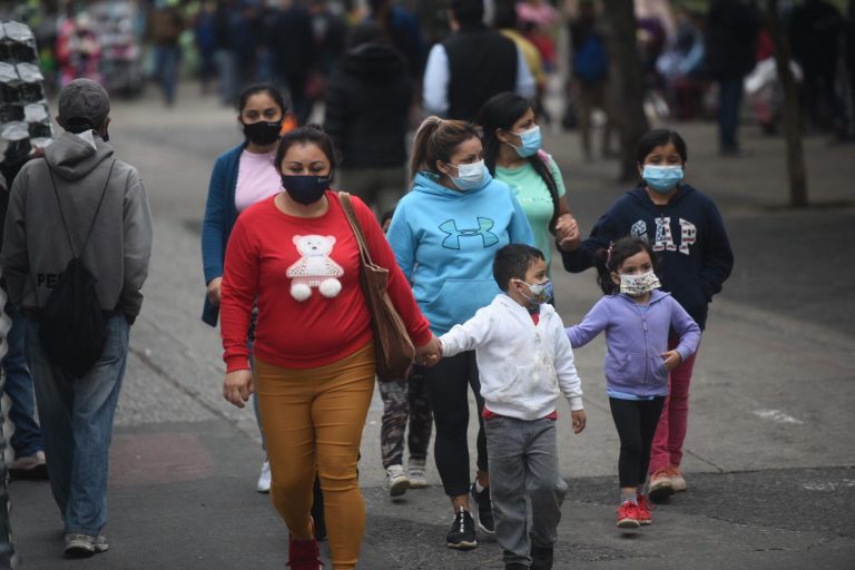 personas caminan en el Paseo de la Sexta en temporada de frío y bajas temperaturas