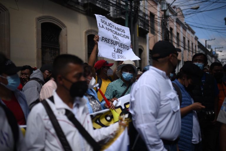 manifestación frente al Congreso por aprobación del presupuesto 2022