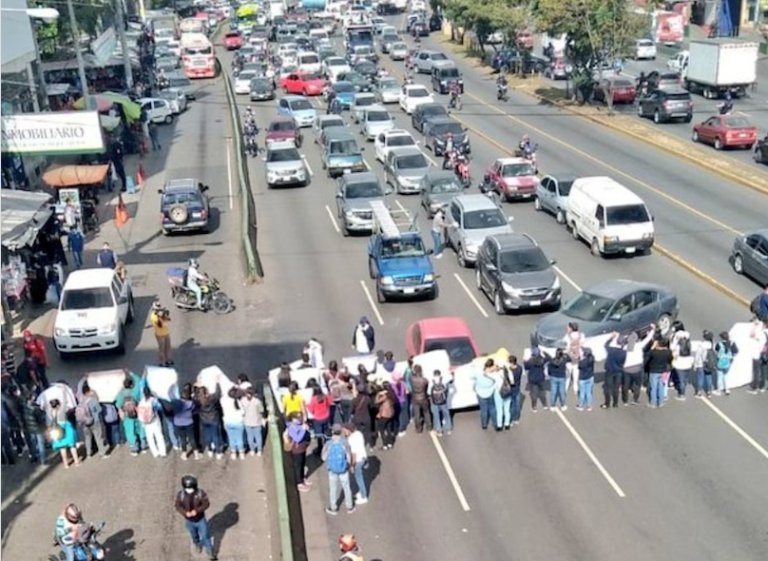 manifestación de estudiantes de enfermería en calzada Roosevelt