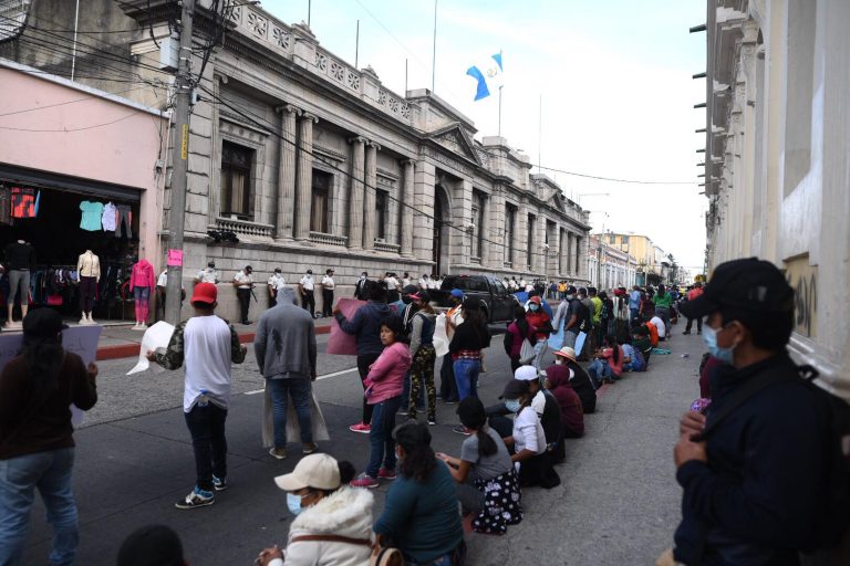 manifestación frente al Congreso a favor del estado de Sitio en El Estor, Izabal