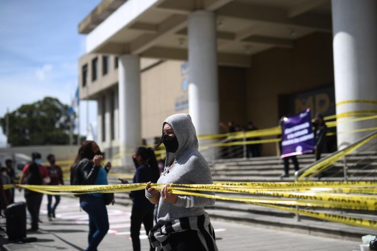 Organizaciones de mujeres protestan frente al MP para exigir renuncia de la Fiscal General