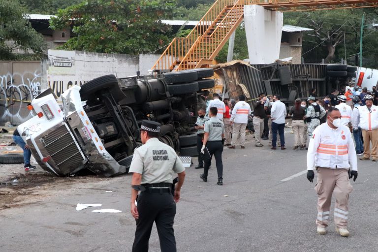 accidente de tráiler en Chiapas, México, que dejó migrantes heridos y fallecidos