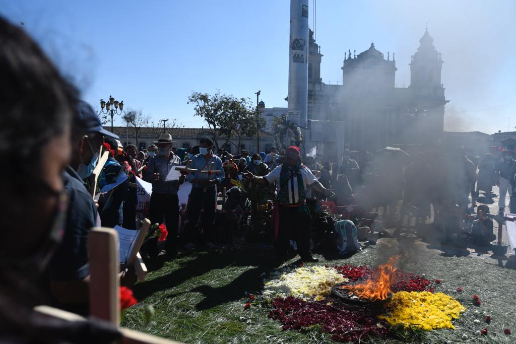 manifestación y ceremonia maya en plaza de la Constitución por 25 aniversario de la firma de acuerdos de paz