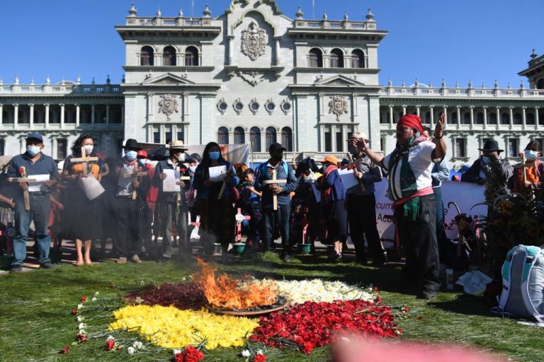 manifestación y ceremonia maya en plaza de la Constitución por 25 aniversario de la firma de acuerdos de paz