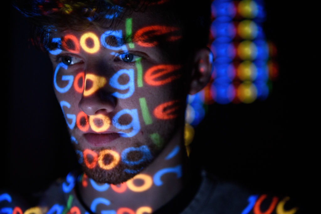 Reflejo de Google en una persona