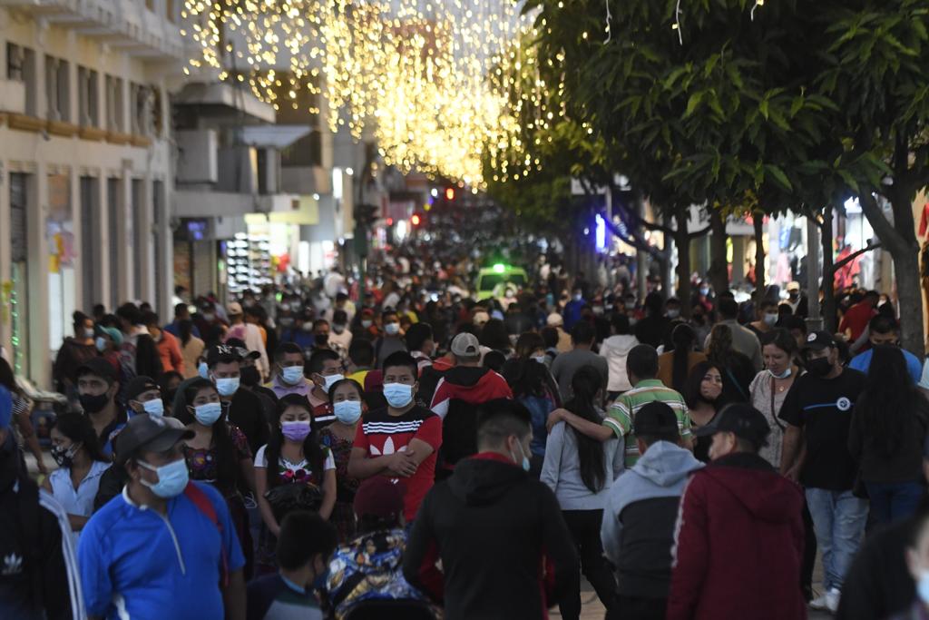 Guatemaltecos acuden al Paseo de la Sexta.