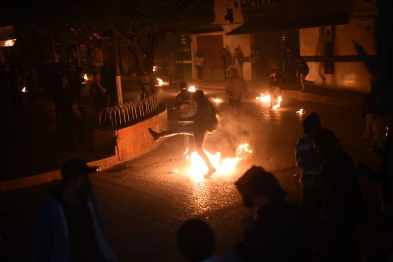 Tradicional juego de bolas de fuego en San Cristóbal Verapaz