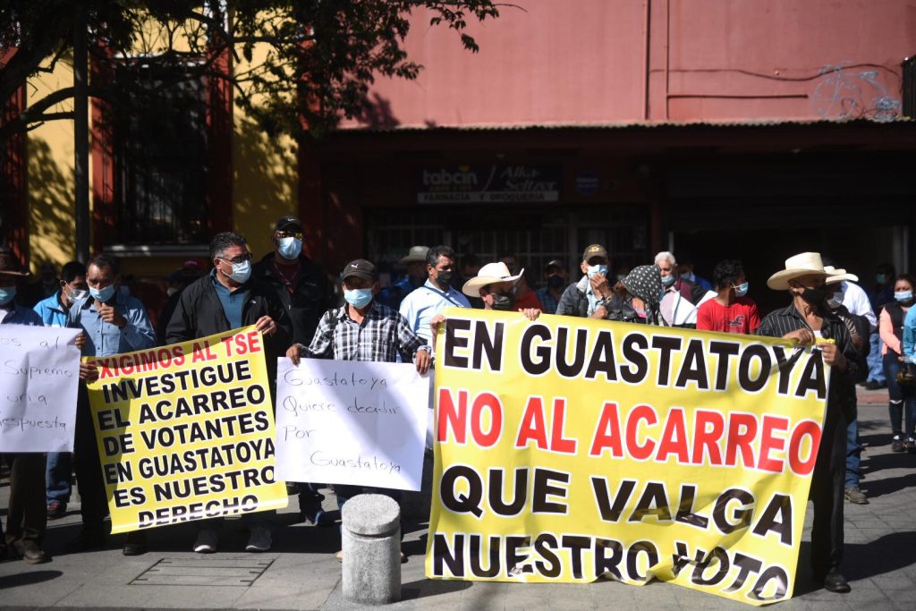 Pobladores de Guastatoya protestan frente al TSE contra el “acarreo” de votantes