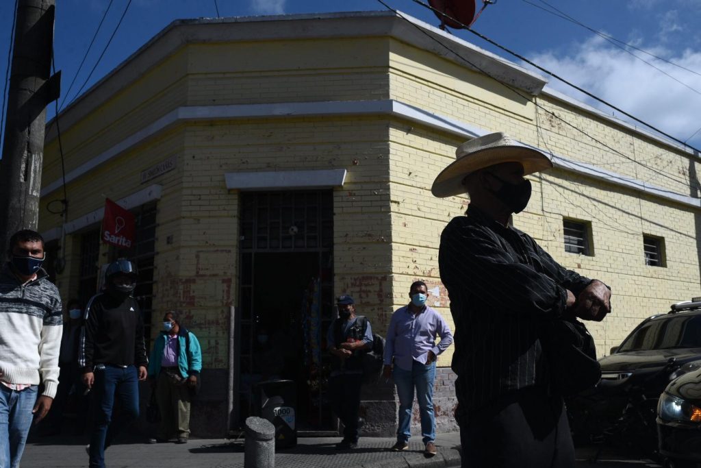 Pobladores de Guastatoya protestan frente al TSE contra el “acarreo” de votantes