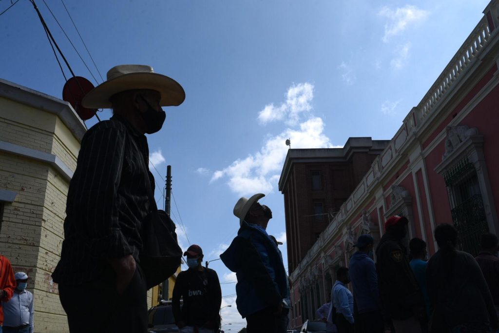 Pobladores de Guastatoya protestan frente al TSE contra el “acarreo” de votantes