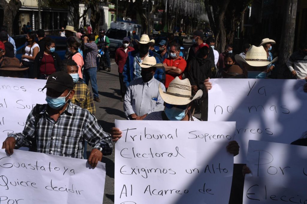 Pobladores de Guastatoya protestan frente al TSE contra el “acarreo” de votantes