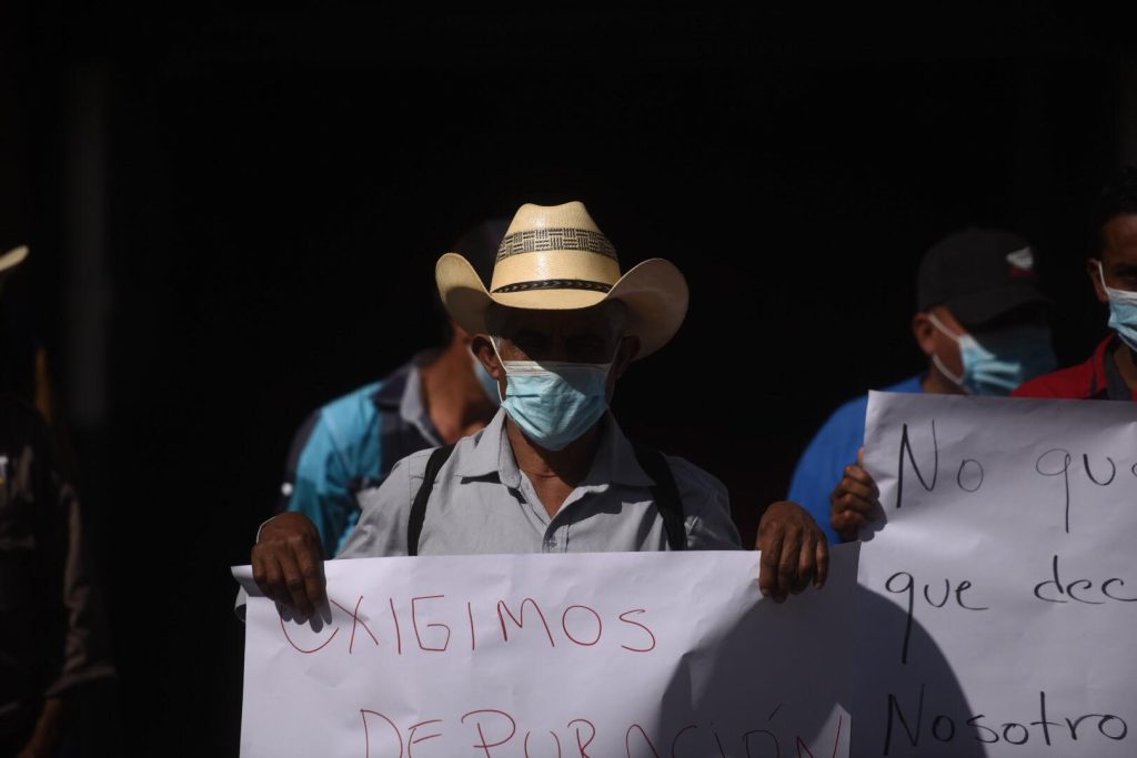 Pobladores de Guastatoya protestan frente al TSE contra el “acarreo” de votantes