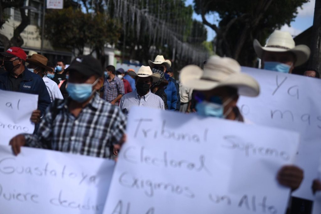 Pobladores de Guastatoya protestan frente al TSE contra el “acarreo” de votantes