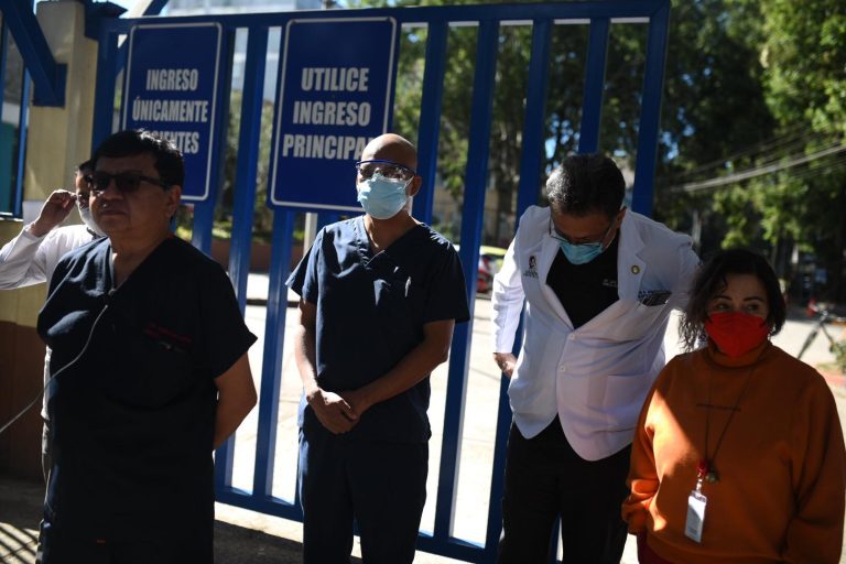 Médicos del Roosevelt exigen dosis de refuerzo contra el Covid-19