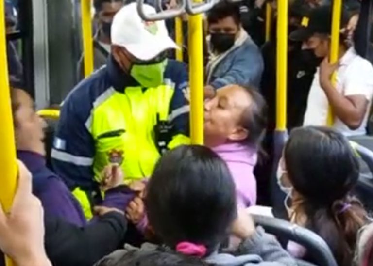 Mujer escupe a otra persona en el Transmetro