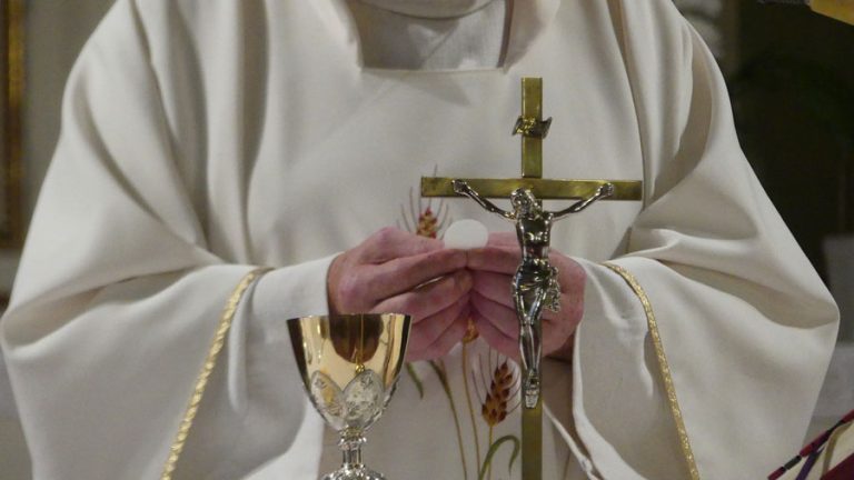 Sacerdote en la Santa Misa