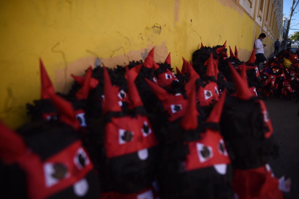 piñatas a la venta por la Quema del Diablo, 7 de diciembre