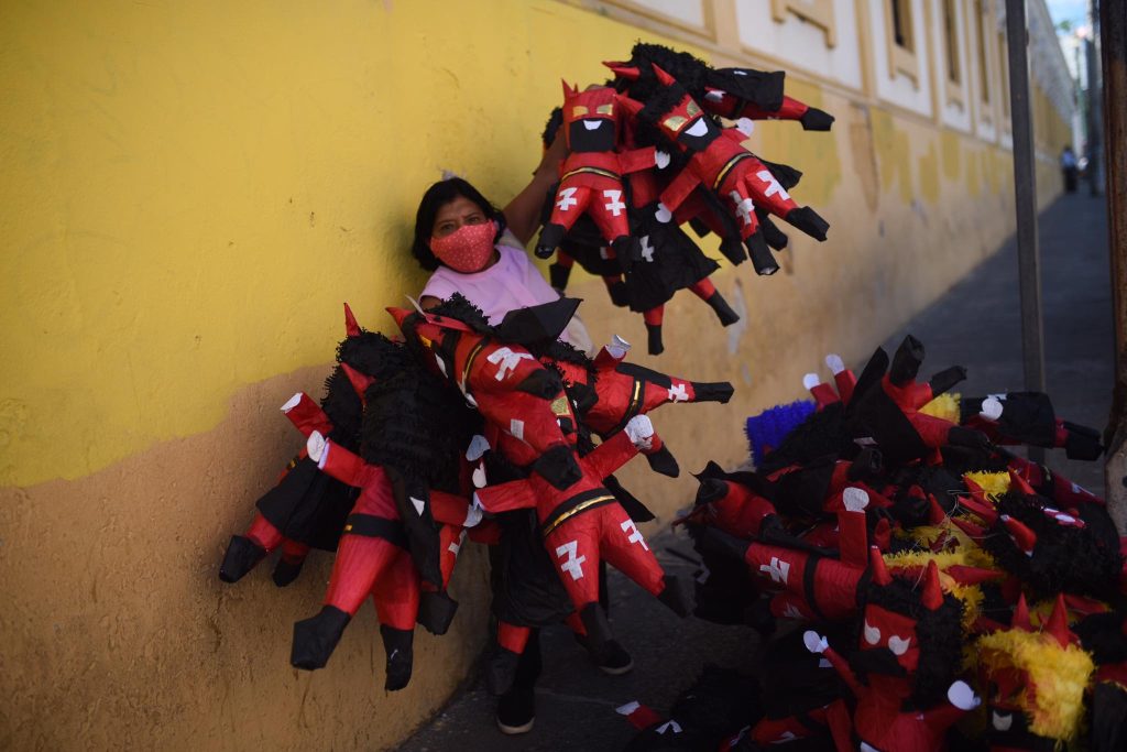 piñatas a la venta por la Quema del Diablo, 7 de diciembre