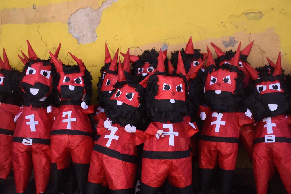 piñatas a la venta por la Quema del Diablo, 7 de diciembre