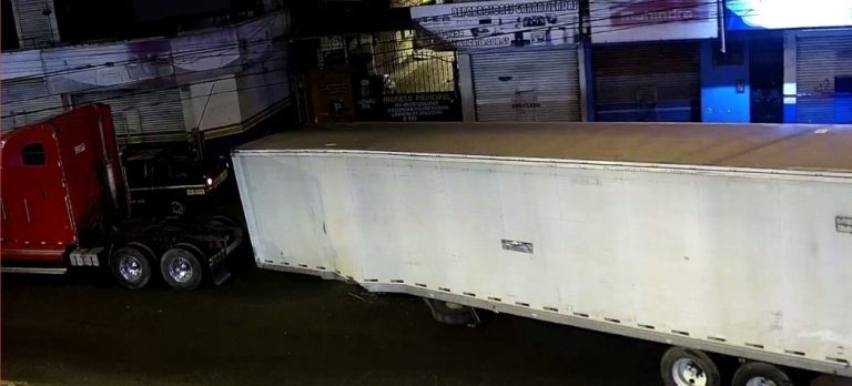 tráiler sin plataforma en calzada San Juan