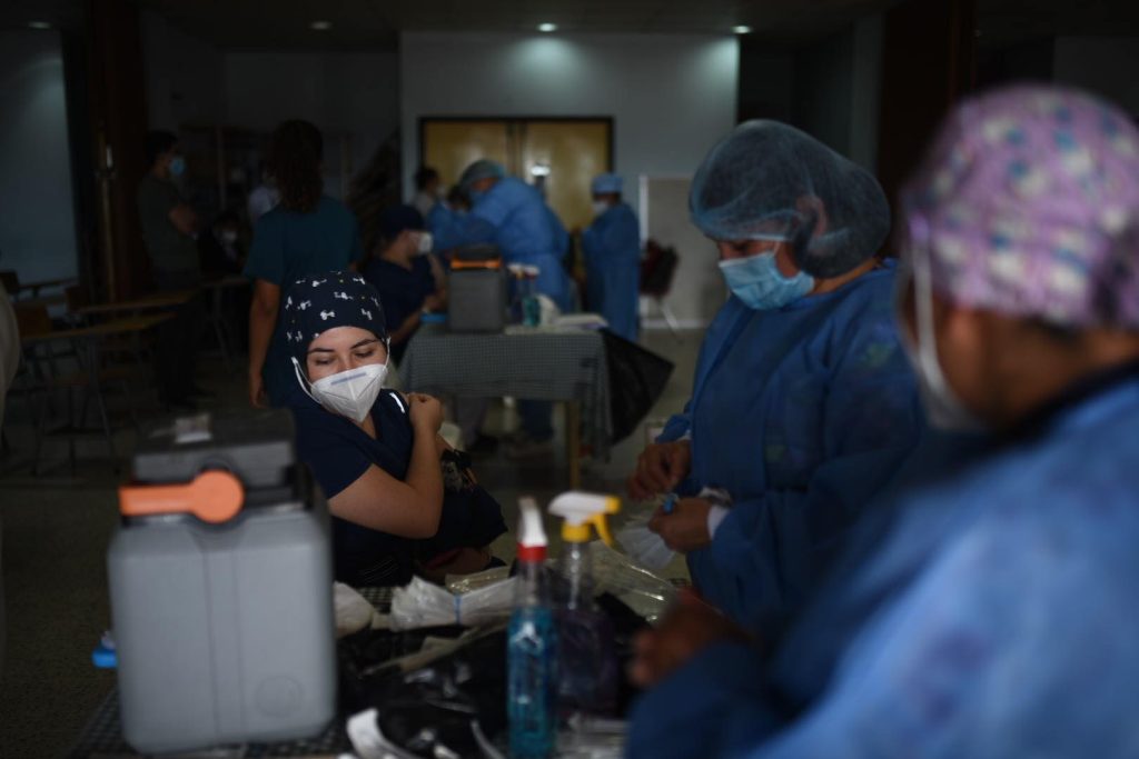 Personal del hospital general San Juan de Dios recibe dosis de refuerzo contra Covid-19