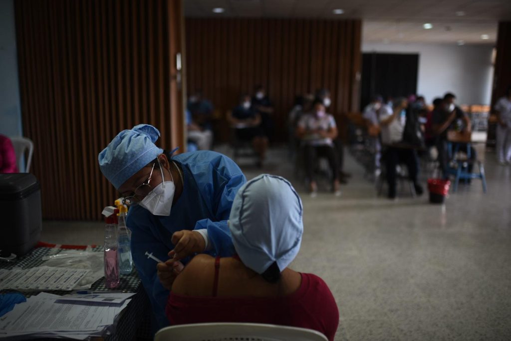 Personal del hospital general San Juan de Dios recibe dosis de refuerzo contra Covid-19