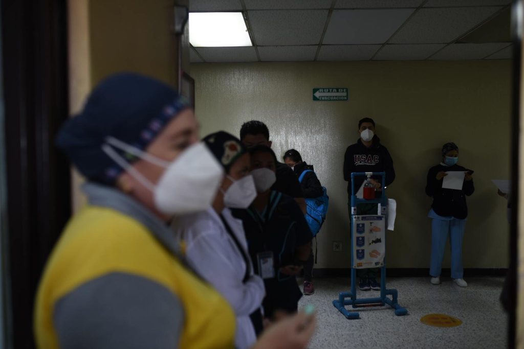 Personal del hospital general San Juan de Dios recibe dosis de refuerzo contra Covid-19