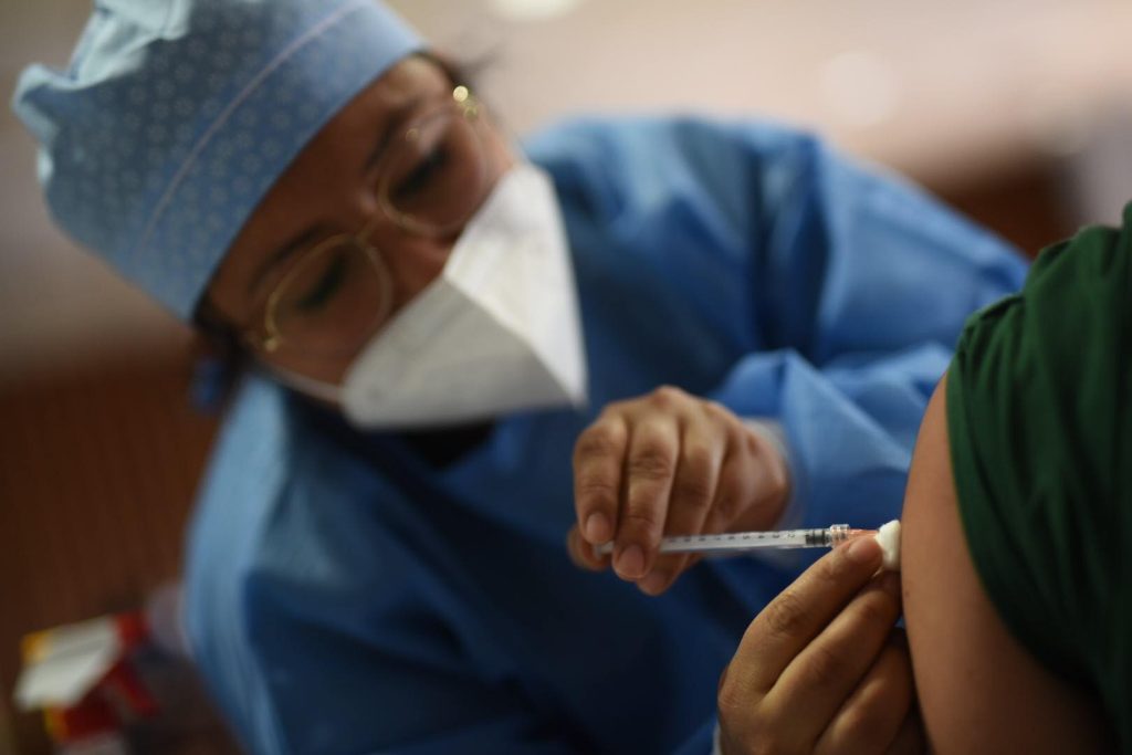 Personal del hospital general San Juan de Dios recibe dosis de refuerzo contra Covid-19