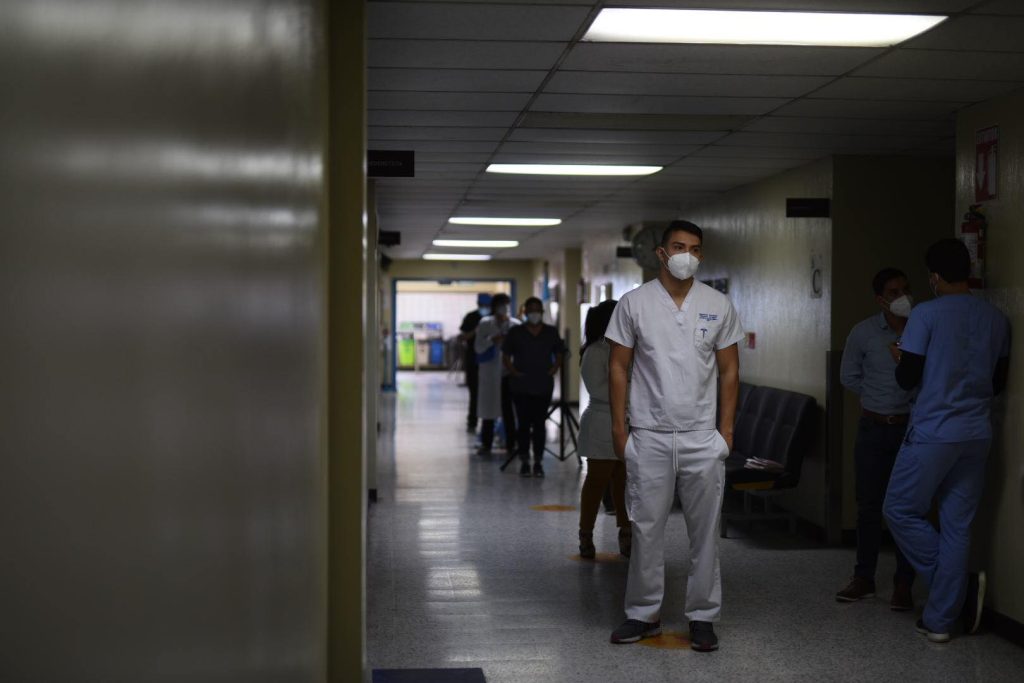 Personal del hospital general San Juan de Dios recibe dosis de refuerzo contra Covid-19