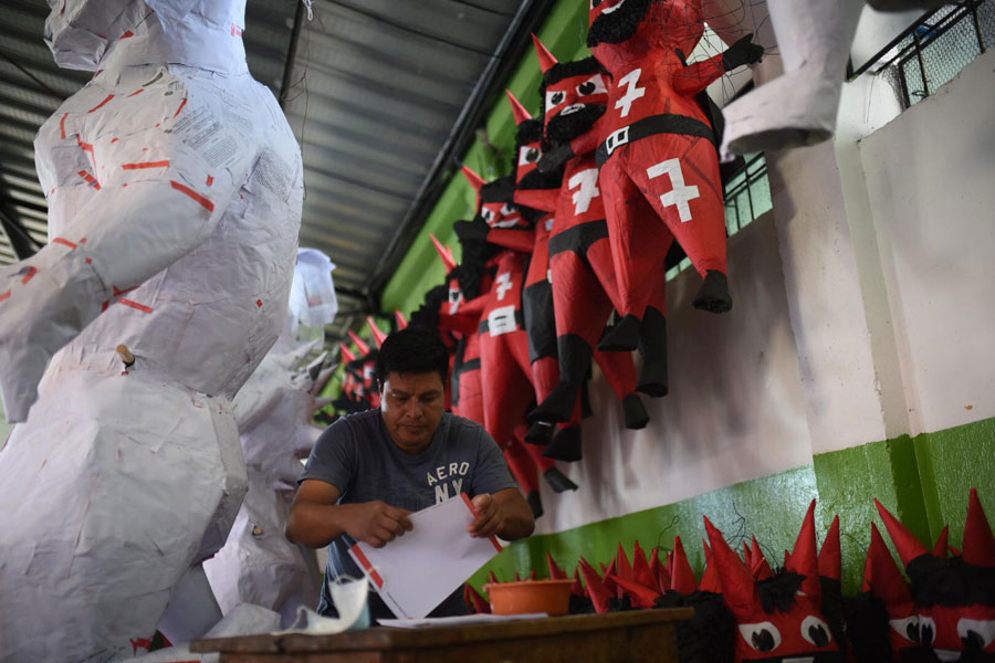 Vendedores de piñatas se prepara para la quema del diablo