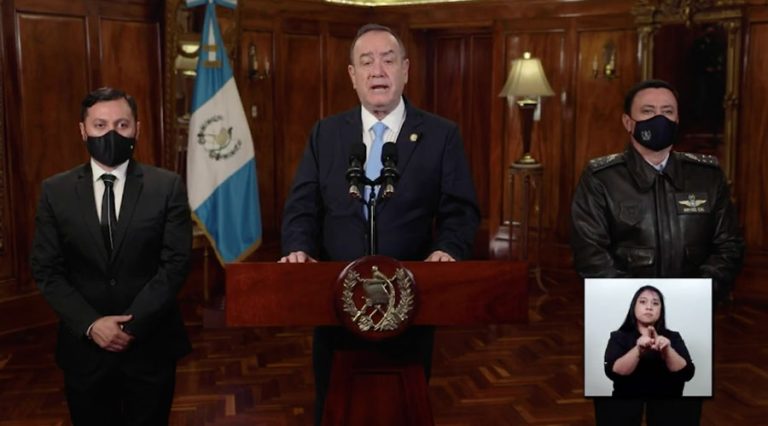 Alejandro Giammattei junto a ministros de Gobernación y de la Defensa