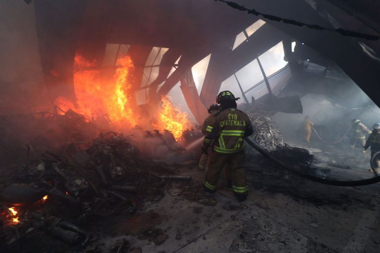 Incendio en bodega de motocicletas en Amatitlán