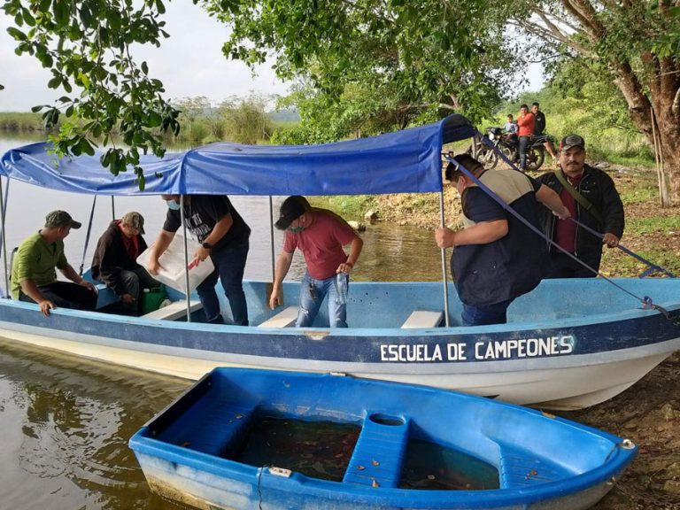 Personal del Marn verifica agua de laguna El Tambo