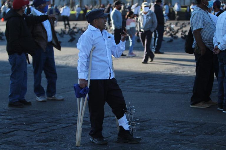 Exmilitares se agrupan en plaza de la Constitución para realizar movilización