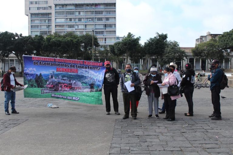 manifestación de vecinos de asentamientos en plaza de la Constitución