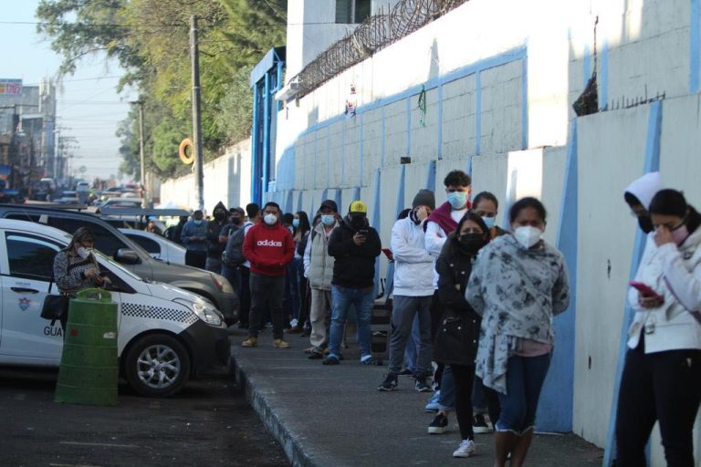 personas buscan realizarse pruebas de Covid-19 en laboratorio en el mercado El Guarda