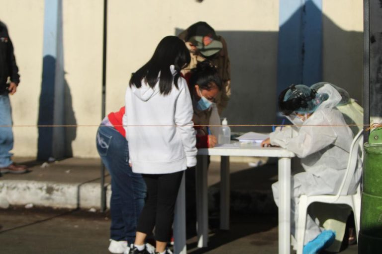 personas buscan realizarse pruebas de Covid-19 en laboratorio en el mercado El Guarda