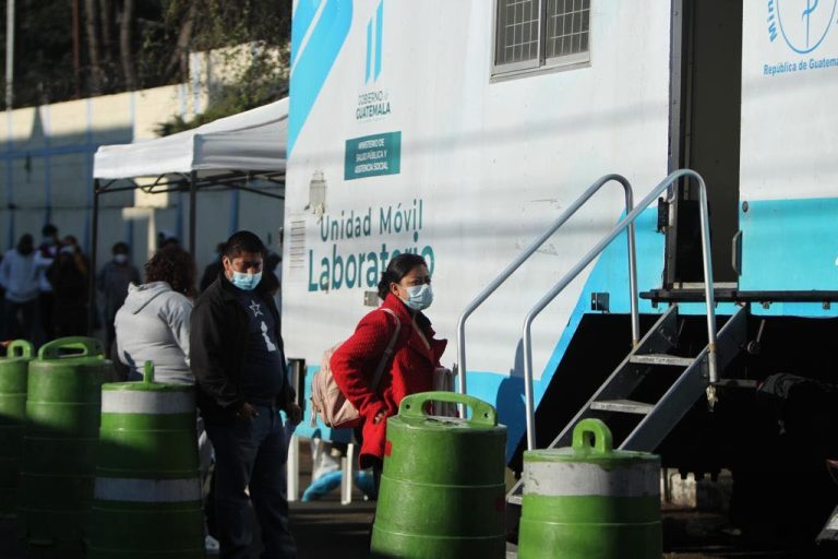 personas buscan realizarse pruebas de Covid-19 en laboratorio en el mercado El Guarda