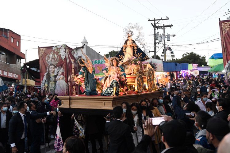 Tradicional rezado de la Virgen del Rosario de Morenos de Mixco