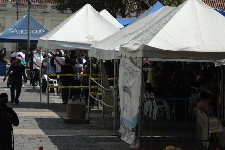 vacunación contra Covid-19 en la plaza de la Constitución