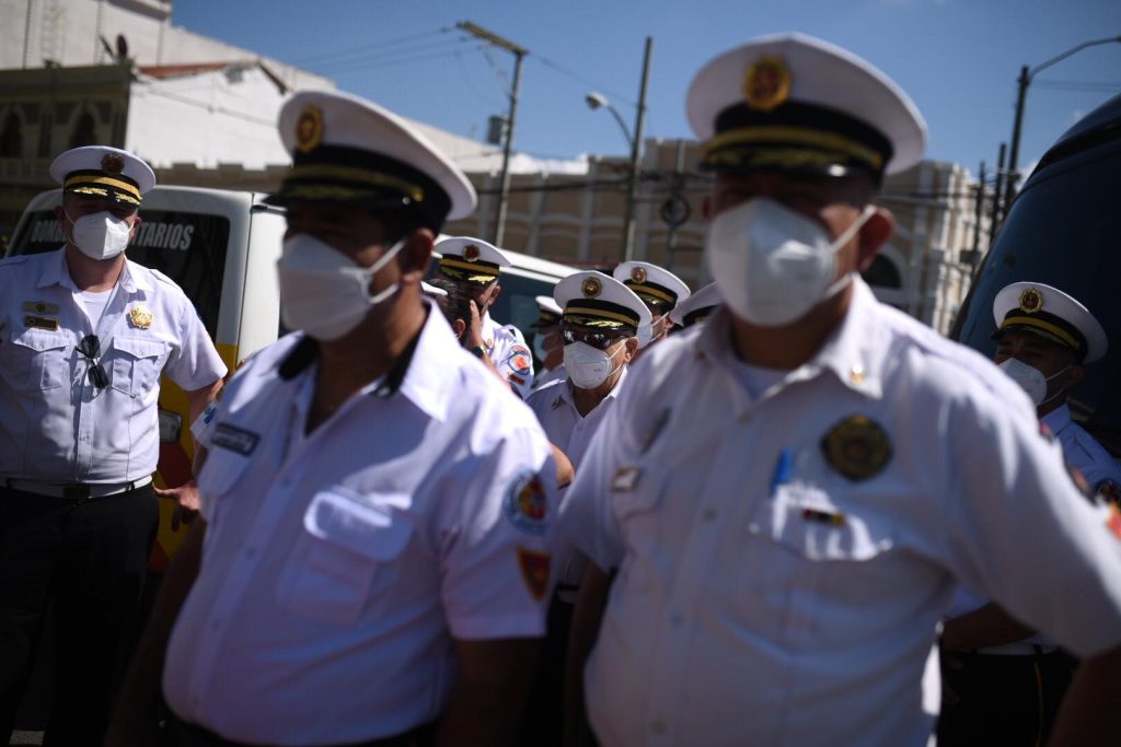 Bomberos Voluntarios reciben ambulancias y motobombas