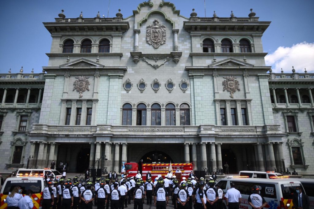 Bomberos Voluntarios reciben ambulancias y motobombas