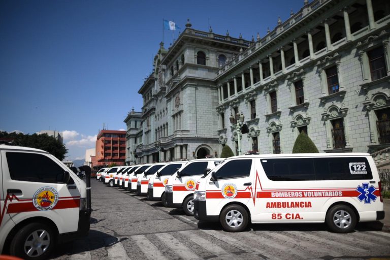 Bomberos Voluntarios reciben ambulancias y motobombas