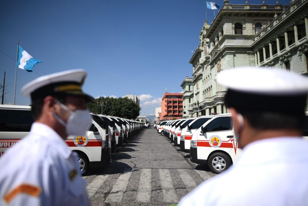 Bomberos Voluntarios reciben ambulancias y motobombas