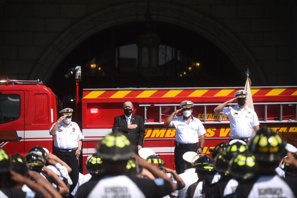 Bomberos Voluntarios reciben ambulancias y motobombas