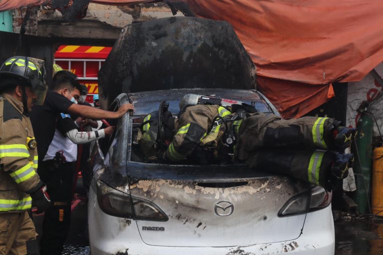 incendio en taller de vehículos en zona 5